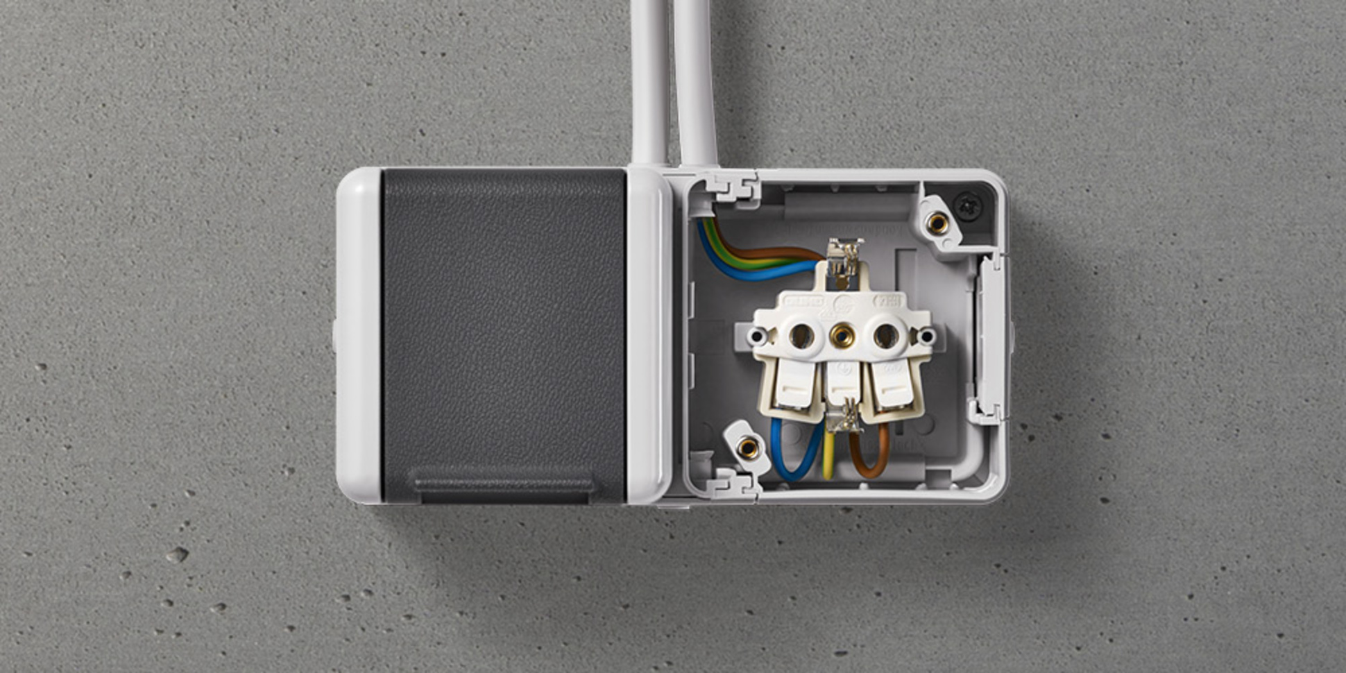 Doppelsteckdose mit Trennsteg bei ELKOM Elektro- und Kommunikationsanlagen GmbH in Heidersdorf